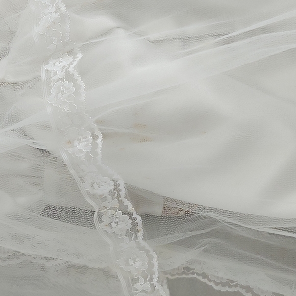 Vintage porcelain doll in wedding gown and veil. Approximately 17". - Picture 13 of 13